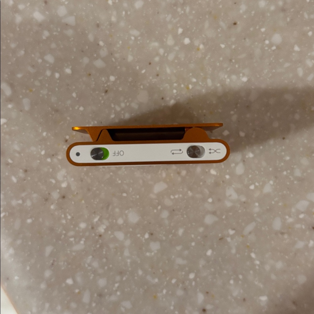 Orange apple iPod shuffle - Picture 2 of 8